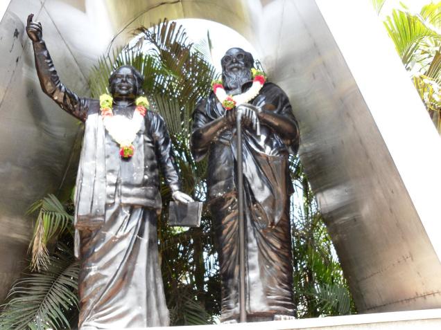 Statues of Anna and Periyar near Tirupur railway station spotted with garlands put by Dravidar Viduthalai Kazhagam 15-03-2014